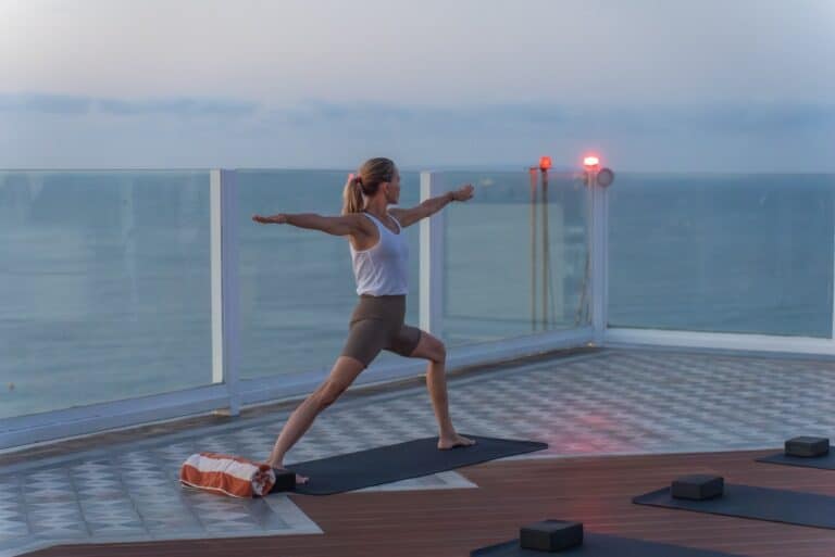 Verónica Blume guía el Yoga Sunrise al amanecer en BLESS Hotel Ibiza